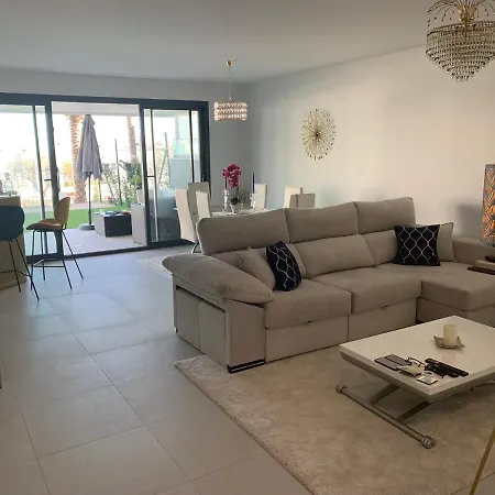 Apartamento Casa Casu New Stunning 3 Bed Raised Ground Floor & Huge Balcony With Sea Pool & Mountain View Indoor & Outdoor Swimming Pools & Gym Walking Distance To Port Traveller Award 2023 Estepona