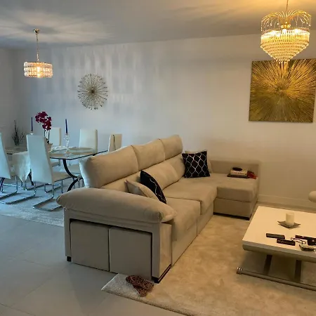 아파트 Casa Casu New Stunning 3 Bed Raised Ground Floor & Huge Balcony With Sea Pool & Mountain View Indoor & Outdoor Swimming Pools & Gym Walking Distance To Port Traveller Award 2023