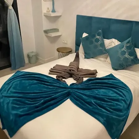아파트 Casa Casu New Stunning 3 Bed Raised Ground Floor & Huge Balcony With Sea Pool & Mountain View Indoor & Outdoor Swimming Pools & Gym Walking Distance To Port Traveller Award 2023