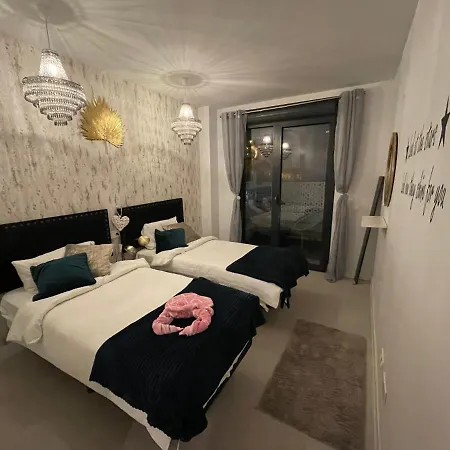 Casa Casu New Stunning 3 Bed Raised Ground Floor & Huge Balcony With Sea Pool & Mountain View Indoor & Outdoor Swimming Pools & Gym Walking Distance To Port Traveller Award 2023 Apartamento