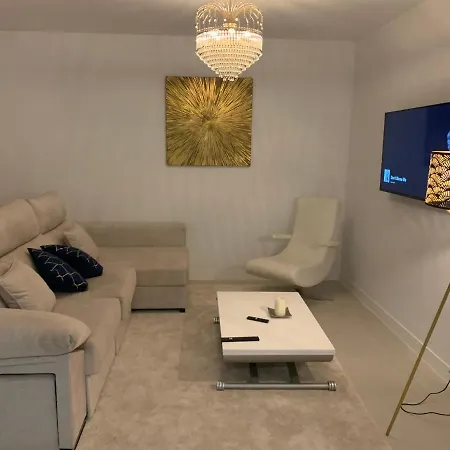 Casa Casu New Stunning 3 Bed Raised Ground Floor & Huge Balcony With Sea Pool & Mountain View Indoor & Outdoor Swimming Pools & Gym Walking Distance To Port Traveller Award 2023 Apartamento Estepona