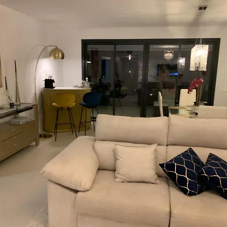 Casa Casu New Stunning 3 Bed Raised Ground Floor & Huge Balcony With Sea Pool & Mountain View Indoor & Outdoor Swimming Pools & Gym Walking Distance To Port Traveller Award 2023 Apartamento *