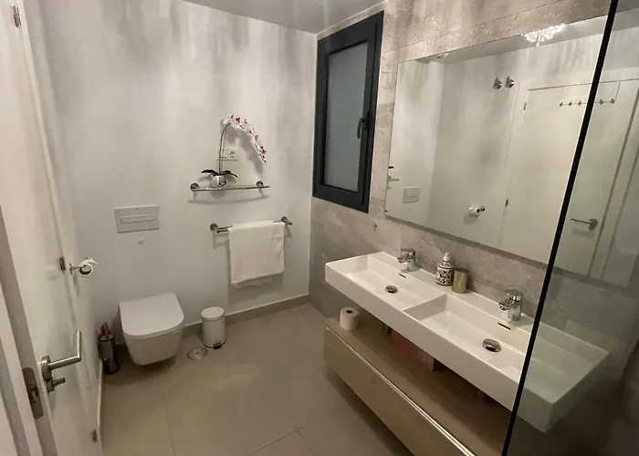 Casa Casu New Stunning 3 Bed Raised Ground Floor Apartment&huge Balcony With Sea Pool&mountain View Indoor&outdoor Swimming Pools&gym Walking Distance To Port Traveller Award 2023