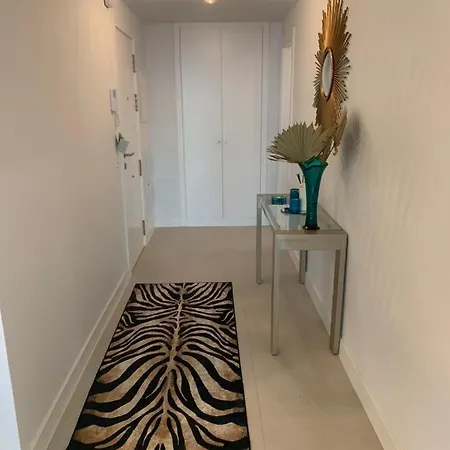 Daire Casa Casu New Stunning 3 Bed Raised Ground Floor & Huge Balcony With Sea Pool & Mountain View Indoor & Outdoor Swimming Pools & Gym Walking Distance To Port Traveller Award 2023 Estepona