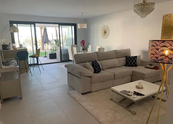 شقة Casa Casu New Stunning 3 Bed Raised Ground Floor & Huge Balcony With Sea Pool & Mountain View Indoor & Outdoor Swimming Pools & Gym Walking Distance To Port Traveller Award 2023 إِستيبونا