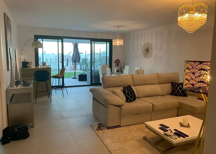 Casa Casu New Stunning 3 Bed Raised Ground Floor & Huge Balcony With Sea Pool & Mountain View Indoor & Outdoor Swimming Pools & Gym Walking Distance To Port Traveller Award 2023 * إِستيبونا