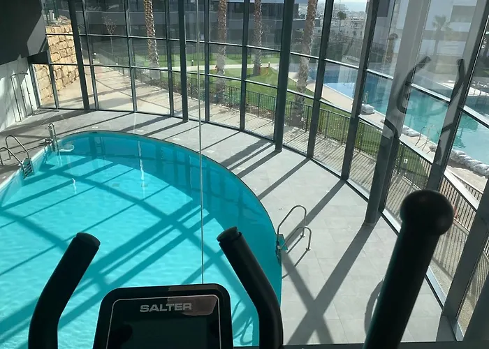 Casa Casu New Stunning 3 Bed Raised Ground Floor & Huge Balcony With Sea Pool & Mountain View Indoor & Outdoor Swimming Pools & Gym Walking Distance To Port Traveller Award 2023 شقة إِستيبونا