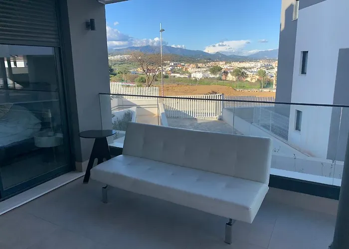Casa Casu New Stunning 3 Bed Raised Ground Floor & Huge Balcony With Sea Pool & Mountain View Indoor & Outdoor Swimming Pools & Gym Walking Distance To Port Traveller Award 2023 شقة إِستيبونا