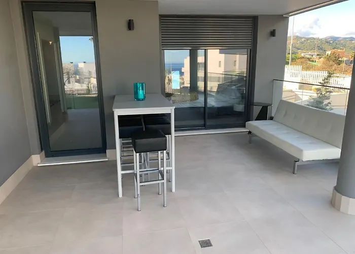 Casa Casu New Stunning 3 Bed Raised Ground Floor & Huge Balcony With Sea Pool & Mountain View Indoor & Outdoor Swimming Pools & Gym Walking Distance To Port Traveller Award 2023 إِستيبونا
