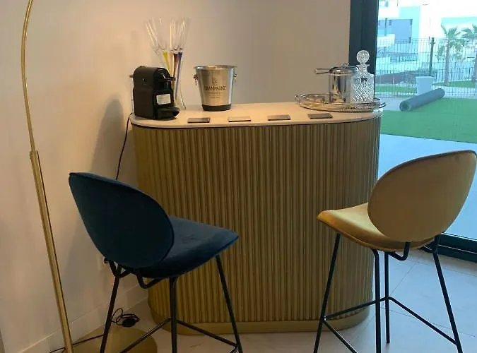 Casa Casu New Stunning 3 Bed Raised Ground Floor & Huge Balcony With Sea Pool & Mountain View Indoor & Outdoor Swimming Pools & Gym Walking Distance To Port Traveller Award 2023 * إِستيبونا