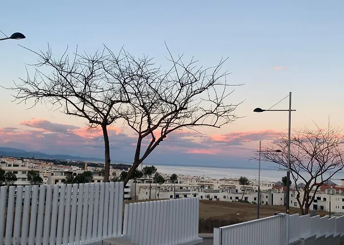 Casa Casu New Stunning 3 Bed Raised Ground Floor & Huge Balcony With Sea Pool & Mountain View Indoor & Outdoor Swimming Pools & Gym Walking Distance To Port Traveller Award 2023 إِستيبونا