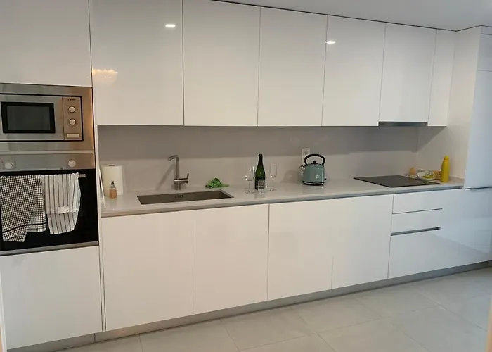 Casa Casu New Stunning 3 Bed Raised Ground Floor & Huge Balcony With Sea Pool & Mountain View Indoor & Outdoor Swimming Pools & Gym Walking Distance To Port Traveller Award 2023 شقة إِستيبونا