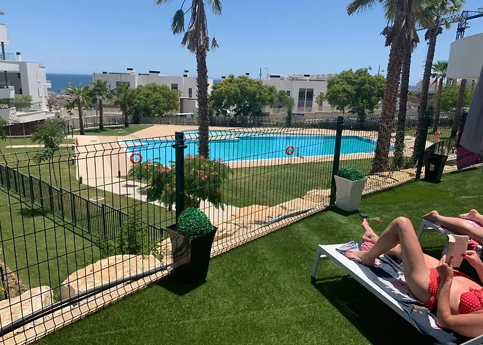 Casa Casu New Stunning 3 Bed Raised Ground Floor & Huge Balcony With Sea Pool & Mountain View Indoor & Outdoor Swimming Pools & Gym Walking Distance To Port Traveller Award 2023 إِستيبونا