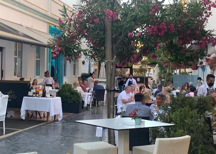 Casa Casu New Stunning 3 Bed Raised Ground Floor & Huge Balcony With Sea Pool & Mountain View Indoor & Outdoor Swimming Pools & Gym Walking Distance To Port Traveller Award 2023 شقة إِستيبونا