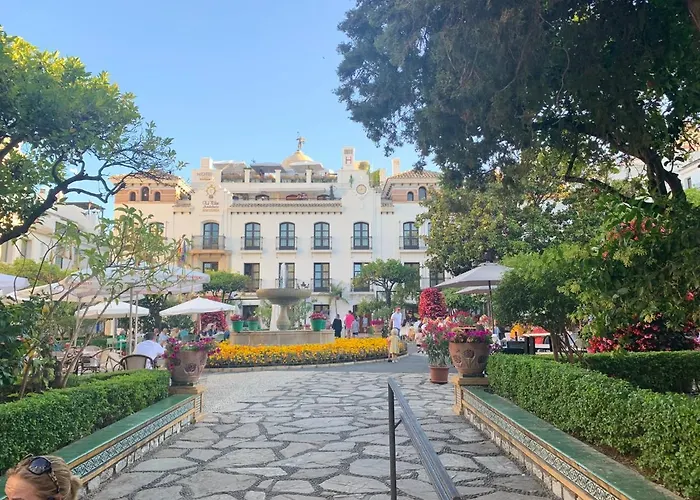 Casa Casu New Stunning 3 Bed Raised Ground Floor & Huge Balcony With Sea Pool & Mountain View Indoor & Outdoor Swimming Pools & Gym Walking Distance To Port Traveller Award 2023 شقة إِستيبونا