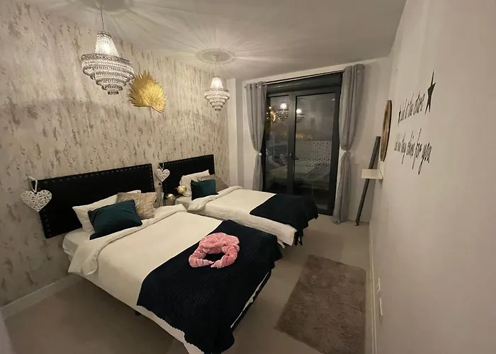 Casa Casu New Stunning 3 Bed Raised Ground Floor & Huge Balcony With Sea Pool & Mountain View Indoor & Outdoor Swimming Pools & Gym Walking Distance To Port Traveller Award 2023 شقة