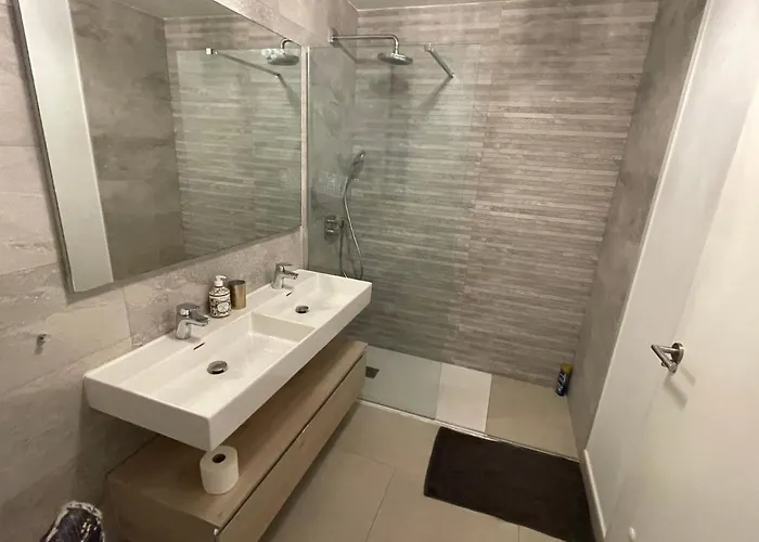 Casa Casu New Stunning 3 Bed Raised Ground Floor & Huge Balcony With Sea Pool & Mountain View Indoor & Outdoor Swimming Pools & Gym Walking Distance To Port Traveller Award 2023 شقة إِستيبونا