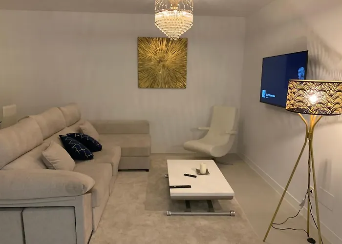 Casa Casu New Stunning 3 Bed Raised Ground Floor & Huge Balcony With Sea Pool & Mountain View Indoor & Outdoor Swimming Pools & Gym Walking Distance To Port Traveller Award 2023 شقة إِستيبونا