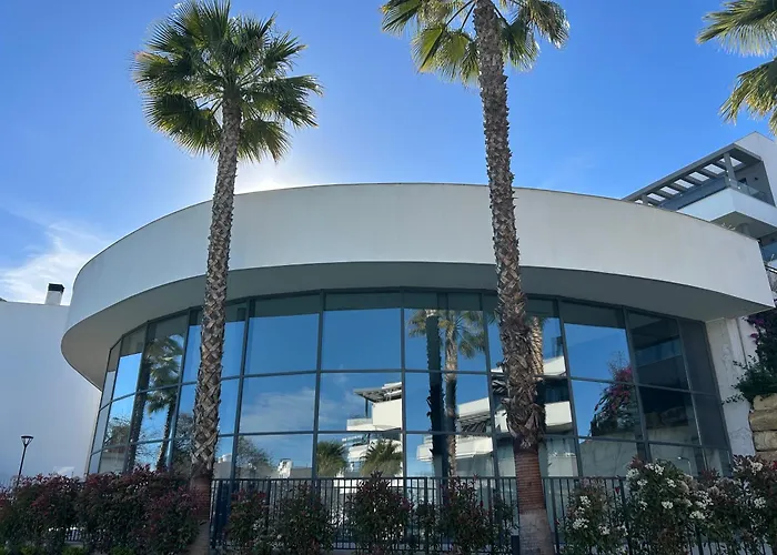 Casa Casu New Stunning 3 Bed Raised Ground Floor & Huge Balcony With Sea Pool & Mountain View Indoor & Outdoor Swimming Pools & Gym Walking Distance To Port Traveller Award 2023 شقة *