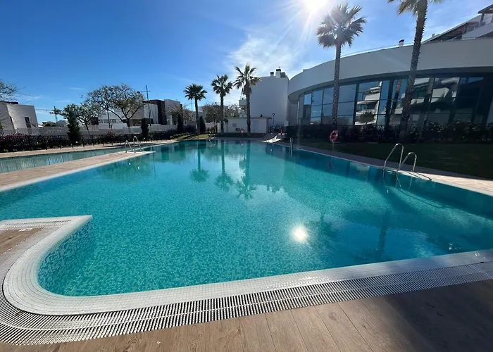 Casa Casu New Stunning 3 Bed Raised Ground Floor & Huge Balcony With Sea Pool & Mountain View Indoor & Outdoor Swimming Pools & Gym Walking Distance To Port Traveller Award 2023 شقة