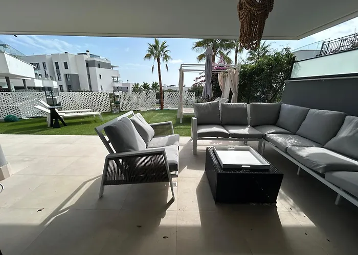 Casa Casu New Stunning 3 Bed Raised Ground Floor & Huge Balcony With Sea Pool & Mountain View Indoor & Outdoor Swimming Pools & Gym Walking Distance To Port Traveller Award 2023 شقة *