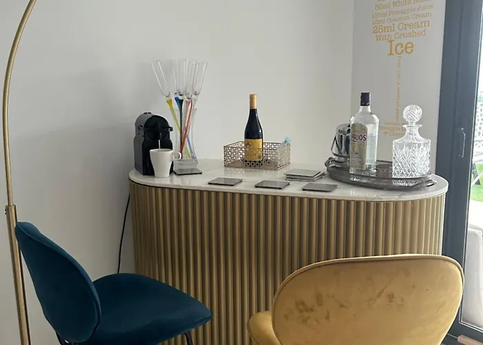 شقة Casa Casu New Stunning 3 Bed Raised Ground Floor & Huge Balcony With Sea Pool & Mountain View Indoor & Outdoor Swimming Pools & Gym Walking Distance To Port Traveller Award 2023 إِستيبونا