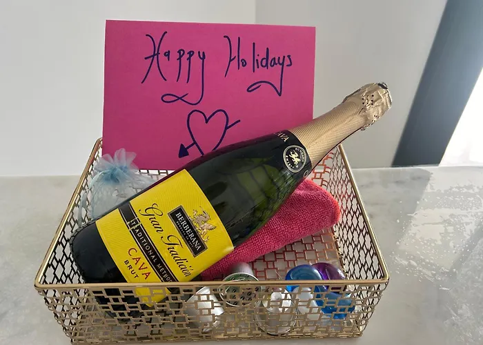 Casa Casu New Stunning 3 Bed Raised Ground Floor & Huge Balcony With Sea Pool & Mountain View Indoor & Outdoor Swimming Pools & Gym Walking Distance To Port Traveller Award 2023 * إِستيبونا